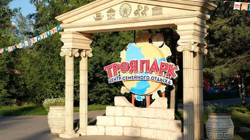 В Красноярске люди застряли на колесе обозрения в парке «Троя»