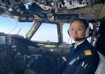 В Якутии приступила к полётам первая в истории авиакомпании девушка-пилот самолета Ан-24 