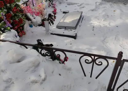 В Лесосибирске неизвестные повредили надгробия на кладбище