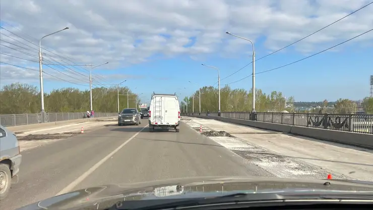 В Красноярске утром на Коммунальном мосту образовался плотный затор