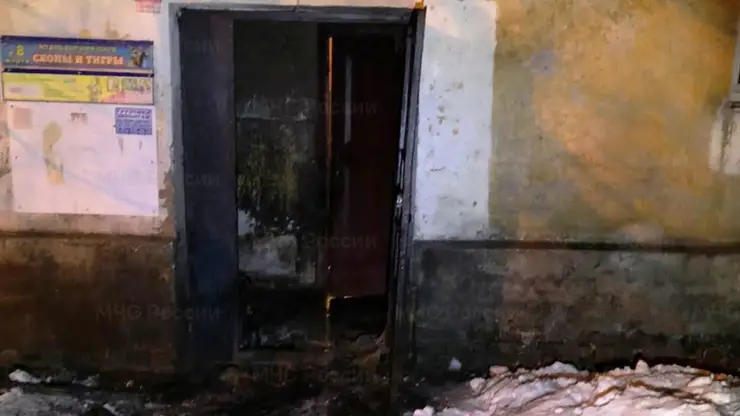 В Иркутске спасатели эвакуировали 26 человека из горящего дома