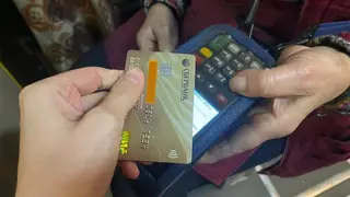 В двух красноярских автобусах проверяющие не смогли расплатиться картой