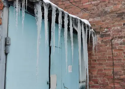 В Красноярске УК, ТСЖ и владельцев зданий предупредили о необходимости очистки крыш от снега и сосулек