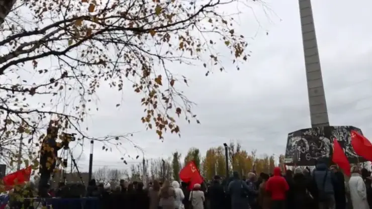 В Иркутске торжественно открыли стелу "Город трудовой доблести" 
