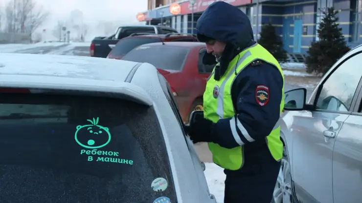 В Красноярске в новогодние праздники сотрудники ГИБДД проверяют правила перевозки детей в автомобилях