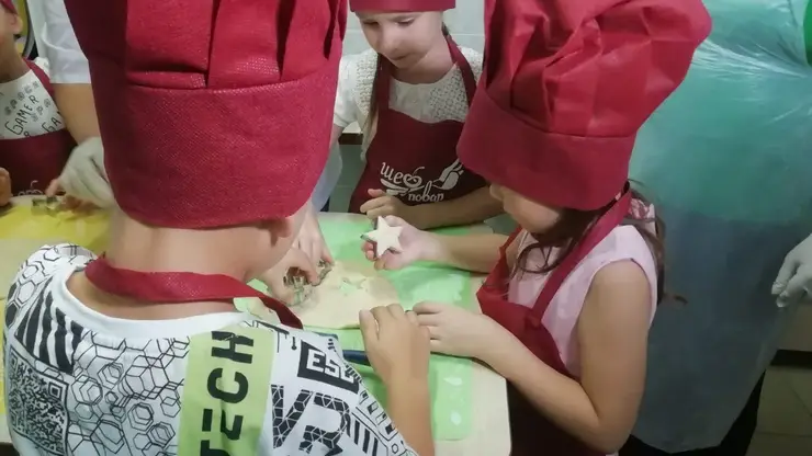 В красноярском детсаду воспитанников учат готовить еду и сервировать столы