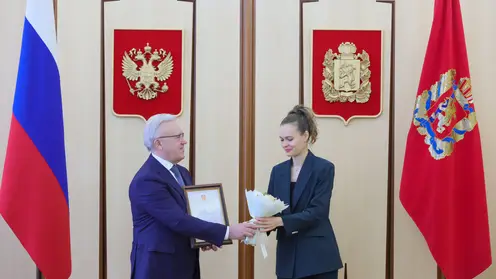 Губернатор Красноярского края наградил артистов и автора музыки исторической драмы «Красный Яр»