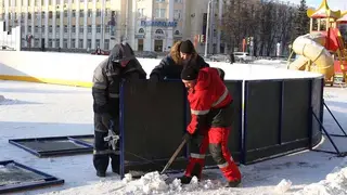 В столице Кузбасса приступили к монтажу новогодней ели и хоккейной коробки