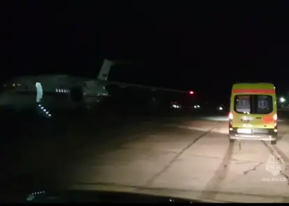Самолет МЧС России отправился с пострадавшим пожарным из Иркутска в Санкт-Петербург