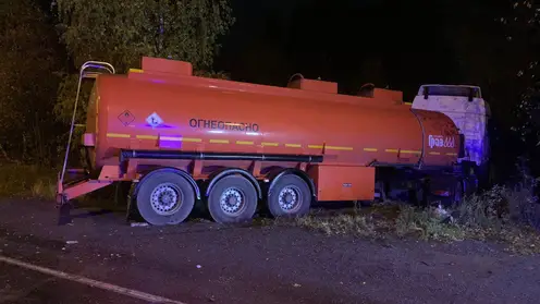 В Красноярском крае грузовик столкнулся с груженым бензовозом