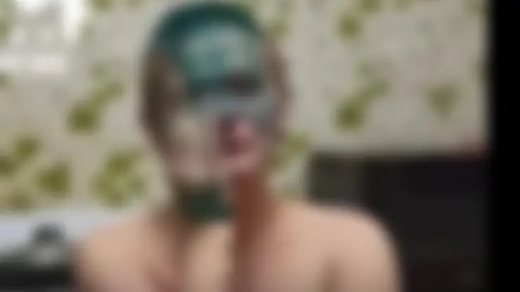 Житель Красноярска побрил налысо, облил зелёнкой и избил свою беременную подругу