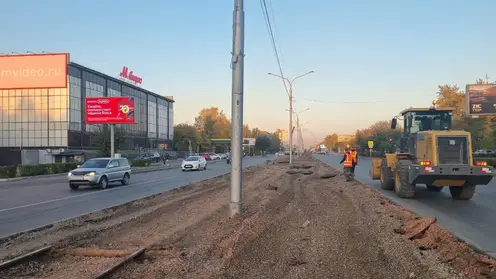 В Красноярске круглосуточно идут работы на трамвайных путях вдоль Красраба