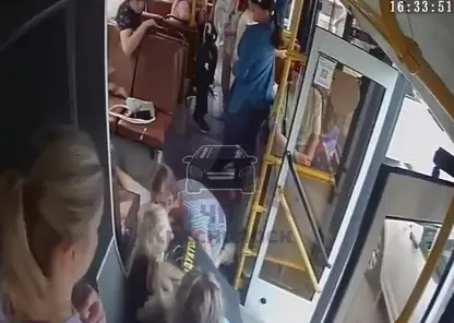 В Красноярске кондуктор автобуса № 85 спасла жизнь пассажирке