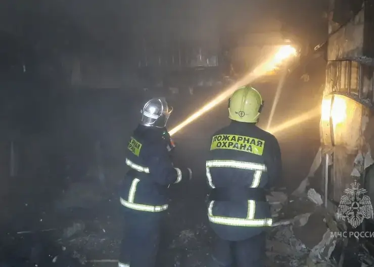 Два человека погибли при пожаре в жилом доме в Ачинске