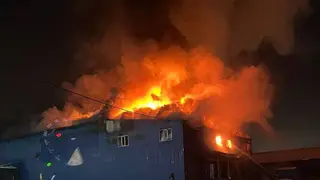 К месту тушения пожара на складе в Красноярске выехал пожарный поезд