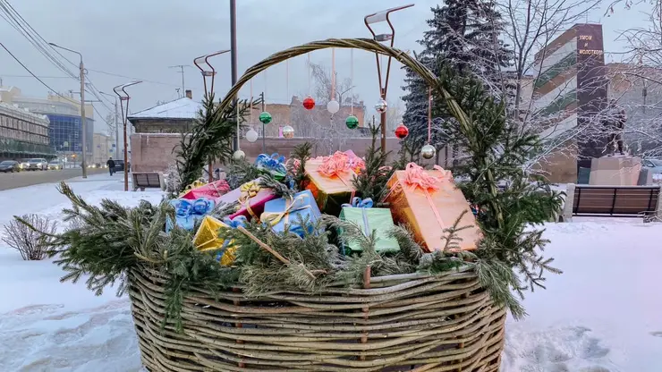 На улицах Красноярска появились новогодние корзины с декоративными подарками