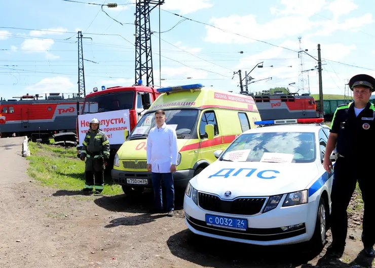 На КрасЖД Международный день безопасности на переездах поддержали представители спецслужб – спасатели, врачи скорой помощи и автоинспекторы