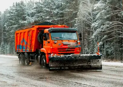 Из-за снегопада на трассах Красноярского края образовался снежный накат