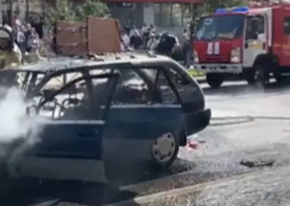 В Красноярске на улице Маркса загорелся автомобиль Ford