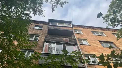 В Красноярске шестилетний ребенок выпал из окна пятиэтажного жилого дома