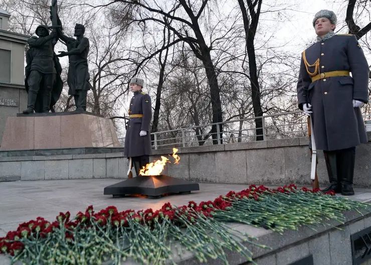 В Красноярске в День Героев Отечества прошла церемония возложения цветов к Вечному огню