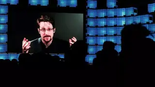 Эдвард Сноуден получил гражданство в России