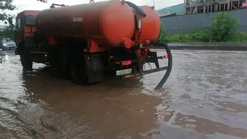 Более 200 кубометров воды откачали утром коммунальщики с улиц Красноярска