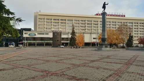 В Красноярске до 26 октября закроют стоянку на площади Мира