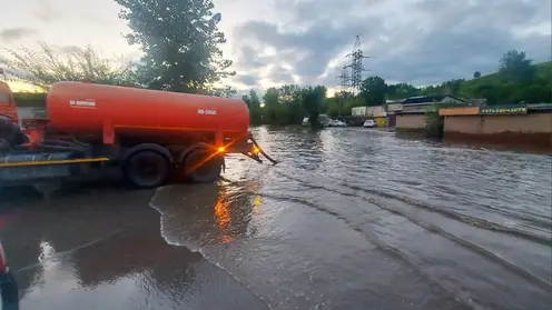Ночью с улиц Красноярска откачали 500 кубометров дождевой воды