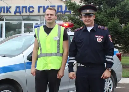 В Красноярске госавтоинспекторы помогли водителю заглохшего на оживлённом перекрёстке автомобиля