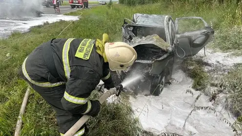 Автомобиль загорелся после лобового столкновения на трассе Шарыпово – Ужур