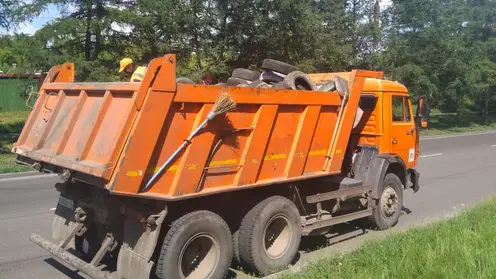 Более 65 КамАЗов вывозили покрышки из Октябрьского района