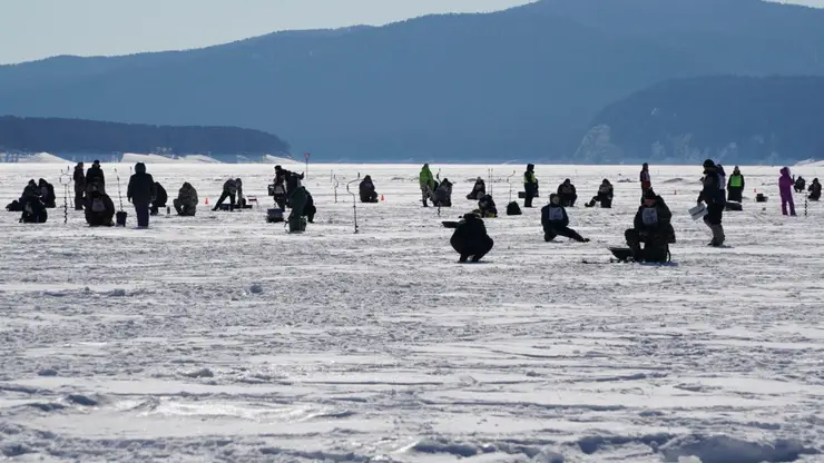 На Красноярском море более 200 участников соревновались в подледной рыбалке