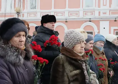 Жители Красноярска возложили цветы к памятнику «Детям войны» в честь 80-летия снятия блокады Ленинграда
