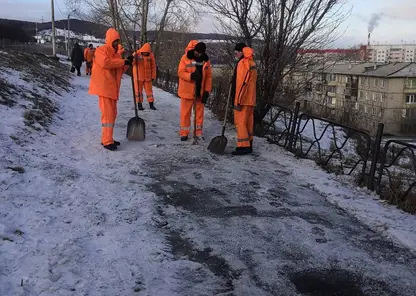 В Красноярске 13 марта на борьбу с гололёдом вышло более 200 дорожных рабочих