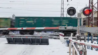 Выезд автомобиля на пути перед приближающимся поездом стал причиной ДТП на железнодорожном переезде в Хакасии