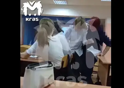 В Красноярском крае учительница за списывание оттаскала ученика за воротник