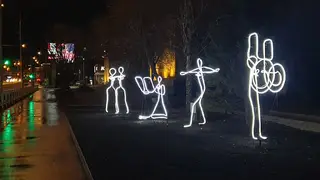 В Красноярске возле КФЭКа на ул. Маерчака появились световые человечки