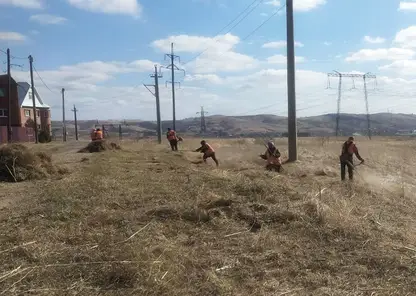 В Красноярске косят сухую траву для защиты от пожаров