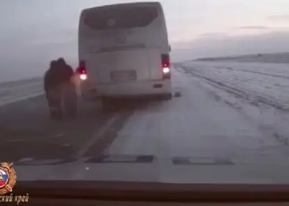 В Красноярском крае на трассе в 30 градусный мороз сломался междугородний автобуса