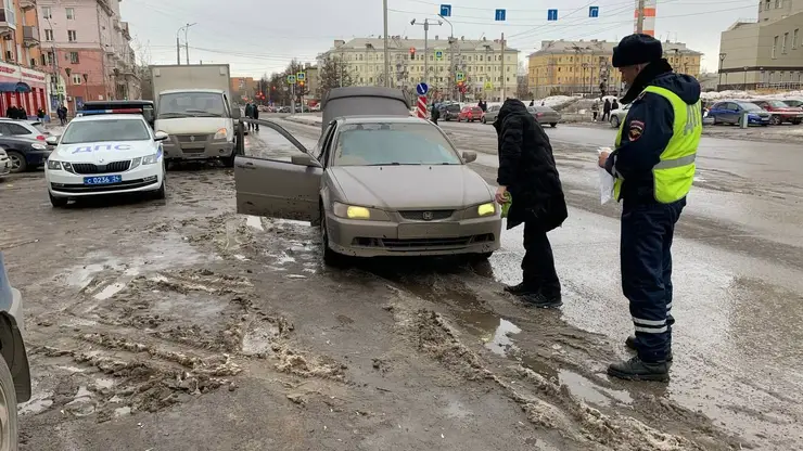 Сотрудники ГИБДД призвали красноярских водителей чистить госномера на автомобилях