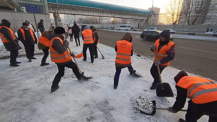 Красноярские дорожники рассказали, откуда берётся складированный снег на остановках