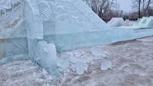 В Красноярске из-за резкого потепления закрывают ледовый городок на острове Татышев