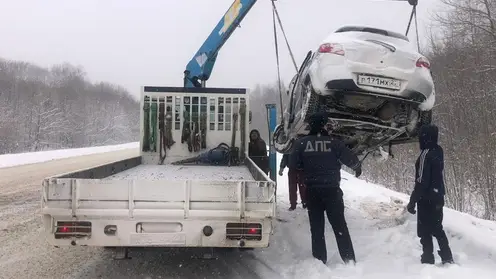 В Хабаровском крае сотрудники ГИБДД помогают водителям доставать машины из снежного плена