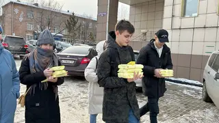 Красноярские студенты раздавали даром книги на улицах города