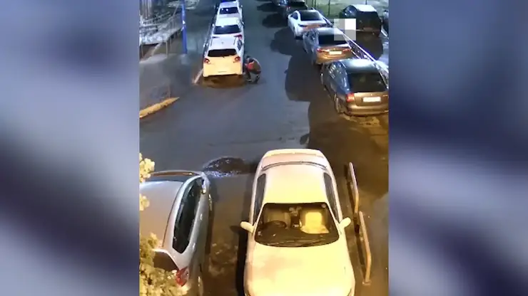 В Красноярске неизвестный спускает колеса на автомобилях жителей Ярыгинской набережной