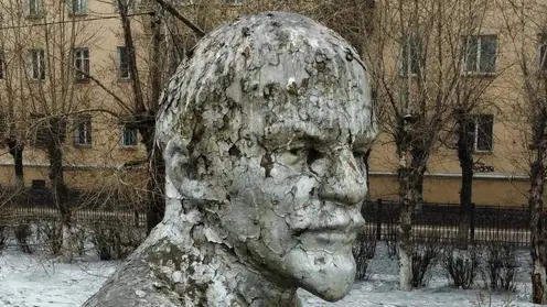 Жители Бурятии обсуждают «криповые» памятники Ленину и Пушкину