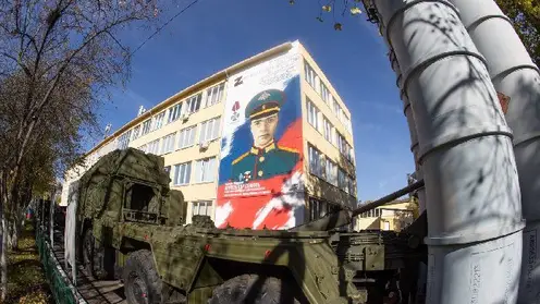В Академгородке Красноярска открыли мурал в честь погибшего военного на Украине