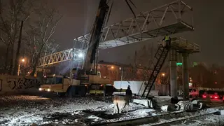В Красноярске на ул. Семафорной установили ещё один пролёт пешеходного моста