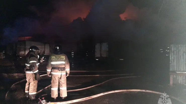 В Красноярске в ночь на 22 апреля загорелся склад с пивным оборудованием